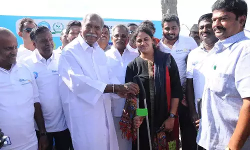 புதுவை கடற்கரை சாலையில் ஒரு மணி நேர தூய்மை பணி