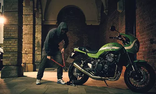 பைக் திருடிய 2 பேர் கைது