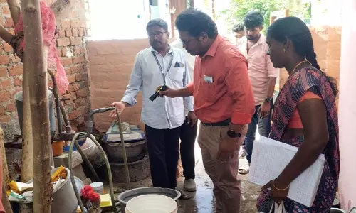 தேங்கியுள்ள மழைநீரில் கொசு உற்பத்தியை தடுக்க ஆயில் பந்துகள் வீச்சு