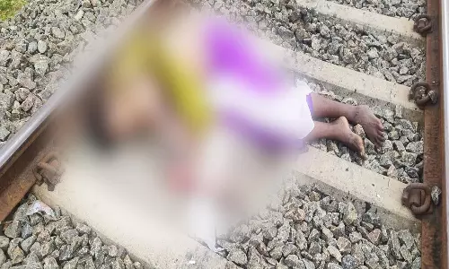 நெல்லை சந்திப்பில் தண்டவாளத்தில் பிணமாக கிடந்த திருநங்கை - கொலையா?  போலீசார் விசாரணை