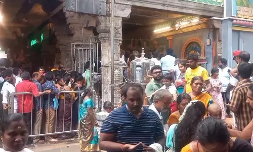 தொடர் விடுமுறையை முன்னிட்டு திருநள்ளாறு சனீஸ்வரர் கோவிலில் குவிந்த பக்தர்கள் கூட்டம்