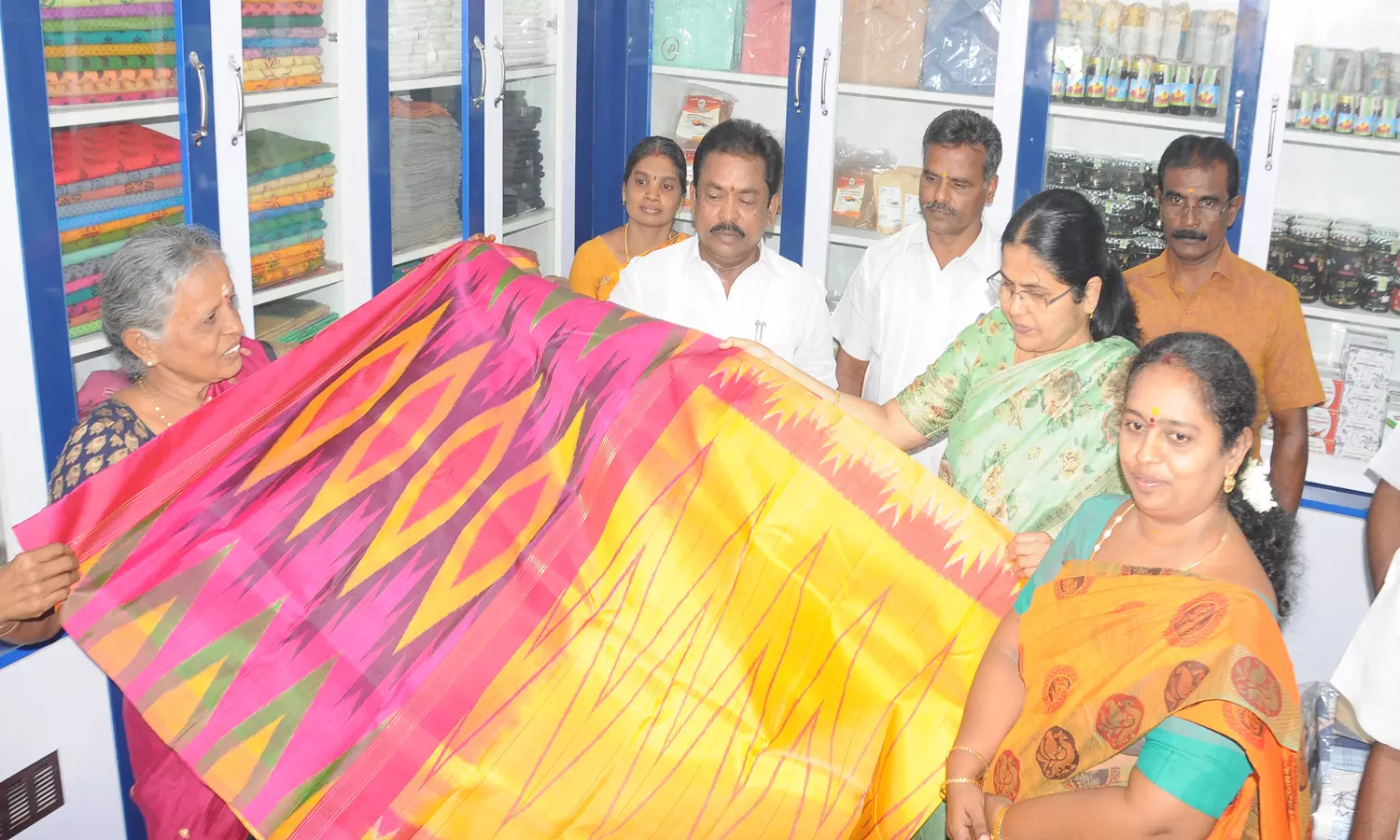 காந்திஜெயந்தியை முன்னிட்டு திண்டுக்கல்லில் கதர் சிறப்பு விற்பனை தொடக்கம் காந்திஜெயந்தியை முன்னிட்டு திண்டுக்கல்லில் கதர் சிறப்பு விற்பனை தொடக்கம்