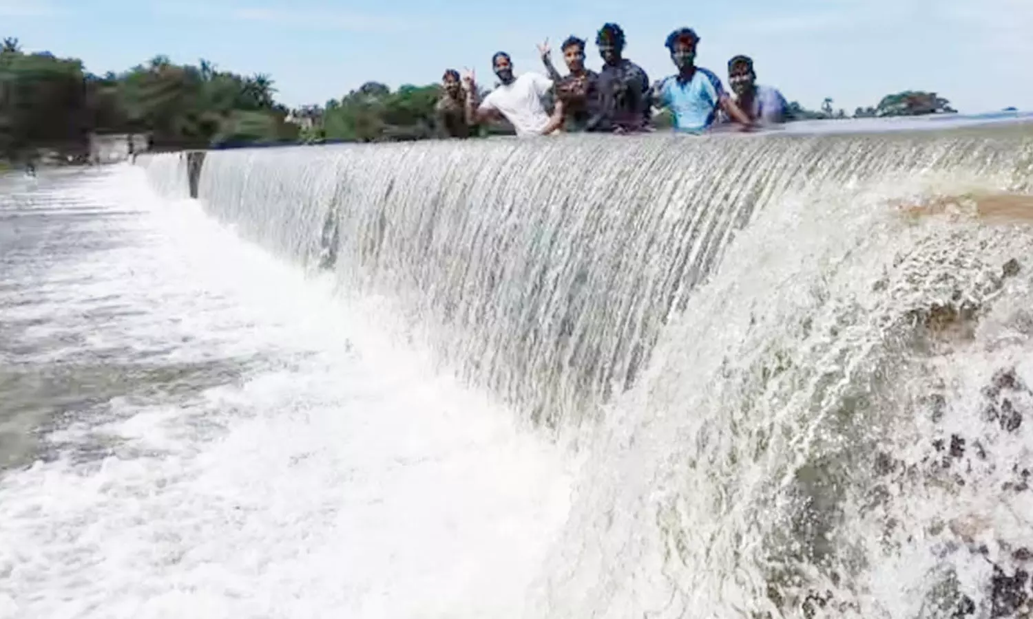 நிரம்பி வழியும் வல்லூர் அணைக்கட்டு நிரம்பி வழியும் வல்லூர் அணைக்கட்டு