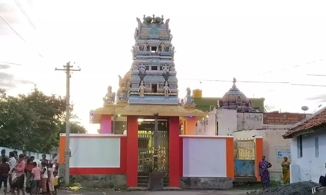 பென்னாகரம் அருகே பரபரப்பு கோவிலில் புரட்டாசி மாத பூஜை செய்வதில் இருதரப்பினரிடையே வாக்குவாதம் பென்னாகரம் அருகே பரபரப்பு கோவிலில் புரட்டாசி மாத பூஜை செய்வதில் இருதரப்பினரிடையே வாக்குவாதம்