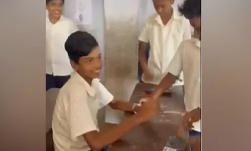 பேனா-பென்சிலை பயன்படுத்தி வகுப்பறையில் மாணவர்கள் அரங்கேற்றிய இசை முழக்கம்: வாழ்த்து தெரிவித்த கல்வி அமைச்சர்