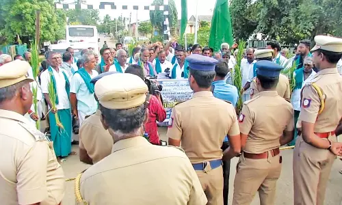 கர்நாடகா அரசை கண்டித்து நாகையில் விவசாயிகள் ரெயில் மறியல்: 100-க்கும் மேற்பட்டோர் கைது