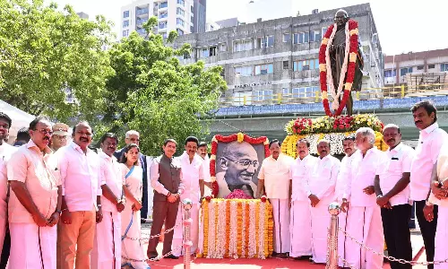 மகாத்மா காந்தி உருவப்படத்துக்கு கவர்னர் ஆர்.என்.ரவி, முதலமைச்சர் மு.க.ஸ்டாலின் மரியாதை