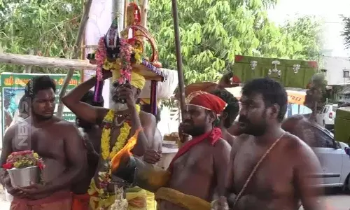 காணிக்கையாக ஒத்த செருப்பு கொண்டு வந்த பக்தர்கள்