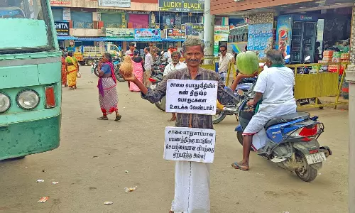 நத்தம் பஸ் நிலையத்தில் சாலையில் தேங்காய், பூசணிக்காய் உடைப்பதை தவிர்க்க நூதன பிரசாரம்