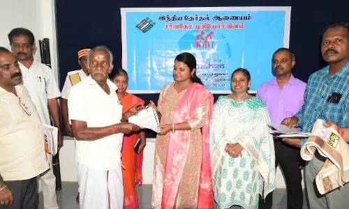 மூத்த வாக்காளருக்கு  பாராட்டு சான்றிதழ்