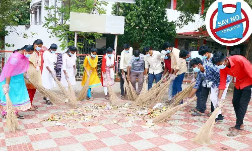 ரெயில் நிலையங்களில் பயணிகள் பிளாஸ்டிக் பொருட்களை  பயன்படுத்தக்கூடாது  - அதிகாரி அறிவுறுத்தல்