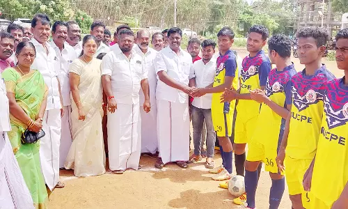 அ.தி.மு.க. சார்பில் ஐவர் கால்பந்து போட்டி