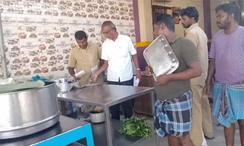 பரமத்திவேலூரில்  ஓட்டல்கள் - வணிக நிறுவனங்களில்100 கிலோ பிளாஸ்டிக் பைகள் பறிமுதல்