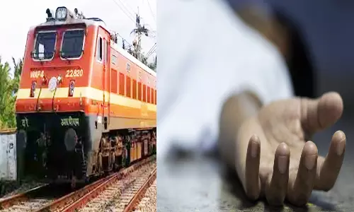 ரெயிலில் இருந்து தவறி விழுந்து தொழிலாளி பலி