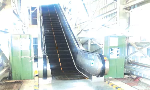 காட்பாடி ரெயில் நிலையத்தில் எக்ஸ்லேட்டர் பழுதால் பயணிகள் அவதி