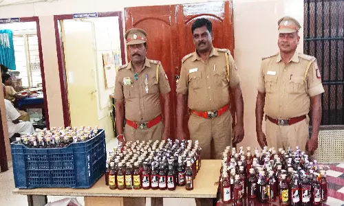 தடையை மீறி கூடுதல் விலைக்கு மது விற்பனை