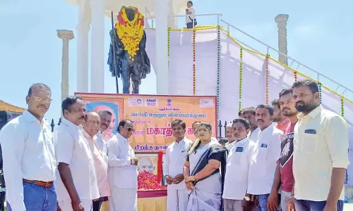 காந்தி-காமராஜர் சிலைக்கு மாலை அணிவிப்பு