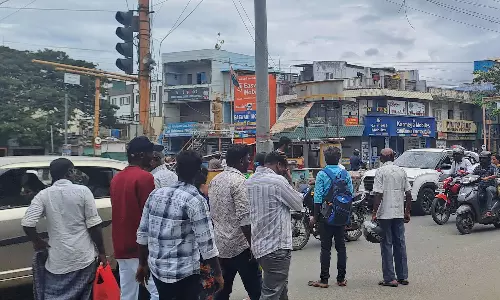 தங்கு தடையின்றி செல்லும் வாகனங்களால் சாலையை கடக்க முடியாமல் தவிக்கும் மக்கள்