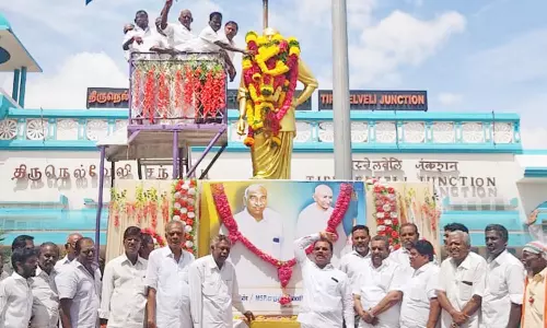 நினைவு தினத்தை முன்னிட்டு நெல்லையில், காமராஜர் சிலைக்கு அரசியல் கட்சியினர் மரியாதை