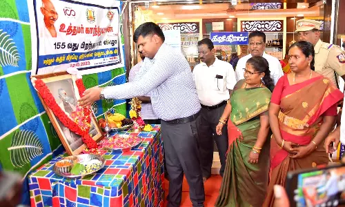 155-வது பிறந்த நாளை முன்னிட்டு மகாத்மா காந்தி உருவப்படத்துக்கு கலெக்டர் மரியாதை