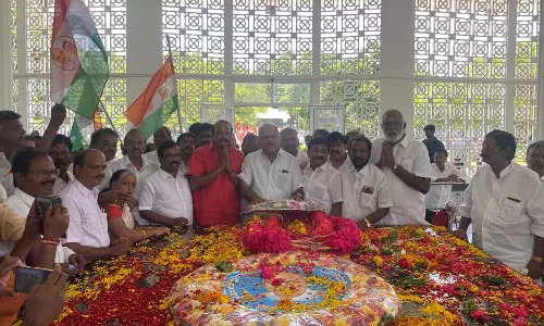 49-வது நினைவு நாள்: காமராஜர் நினைவிடத்தில் அரசியல் கட்சி தலைவர்கள் மரியாதை