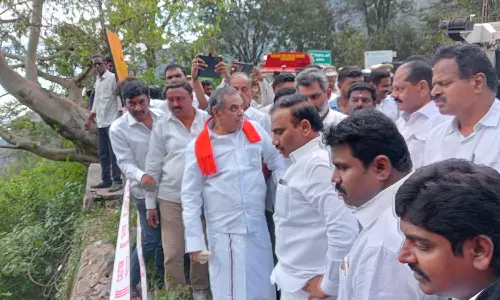 குன்னூர் மலைப்பாதையில் விபத்து ஏற்பட்ட இடத்தில் ஆ.ராசா எம்.பி. நேரில் ஆய்வு