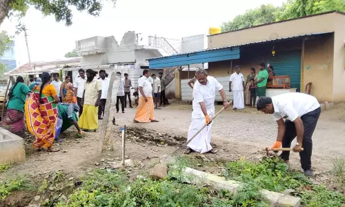 வீடு வீடாக சென்று குப்பைகளை சேகரித்த தருமபுரி எம்.எல்.ஏ.