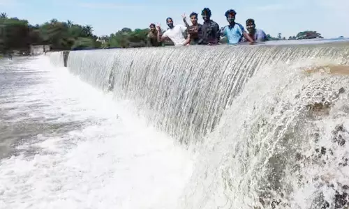 நிரம்பி வழியும் வல்லூர் அணைக்கட்டு
