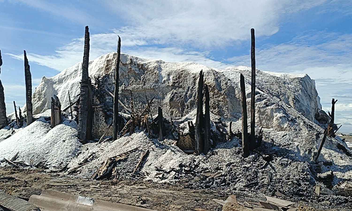 நள்ளிரவில் உப்பளத்தில் தீ விபத்து: பல லட்சம் மதிப்பிலான பொருட்கள் எரிந்து நாசம்