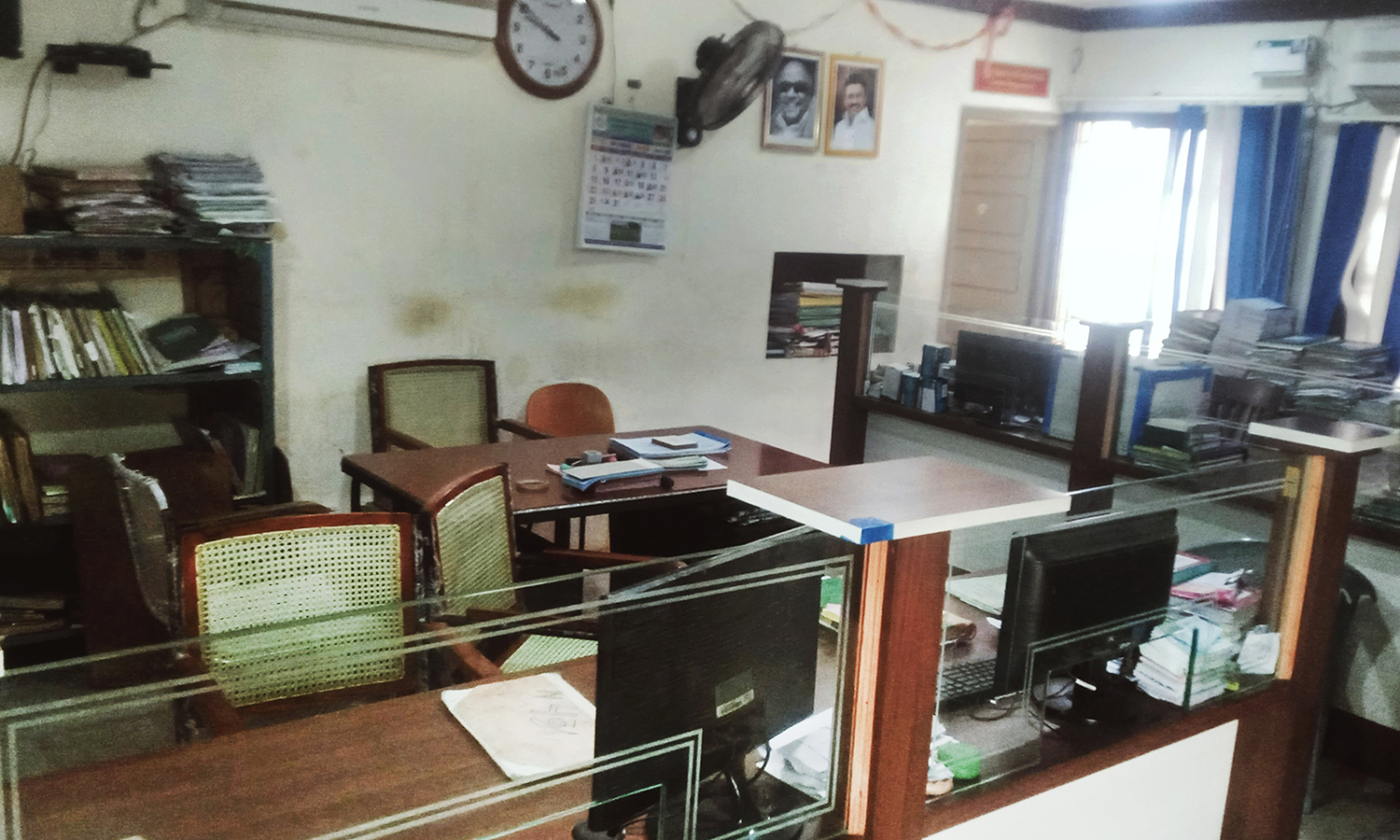 கூட்டுறவு வங்கி பணியாளர்கள் விடுப்பு எடுத்து போராட்டம்