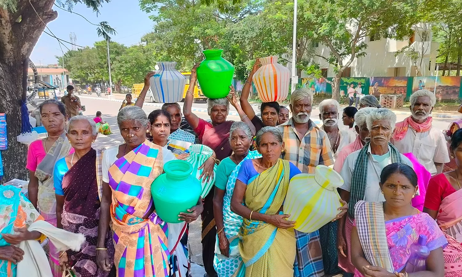குடிநீர் கேட்டு காலி குடங்களுடன் பெண்கள் கலெக்டர் ஆபீசில் முற்றுகை குடிநீர் கேட்டு காலி குடங்களுடன் பெண்கள் கலெக்டர் ஆபீசில் முற்றுகை