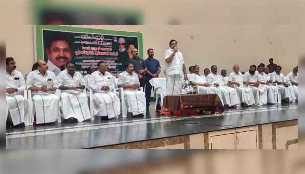 வருகிற பாராளுமன்ற தேர்தலில்அ.தி.மு.க கூட்டணி 40 தொகுதிகளிலும் வெற்றி பெறும் வருகிற பாராளுமன்ற தேர்தலில்அ.தி.மு.க கூட்டணி 40 தொகுதிகளிலும் வெற்றி பெறும்