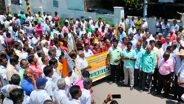 சேலத்தில்தொடக்க கூட்டுறவு வங்கி பணியாளர்கள் விடுப்பு எடுத்து போராட்டம் சேலத்தில்தொடக்க கூட்டுறவு வங்கி பணியாளர்கள் விடுப்பு எடுத்து போராட்டம்