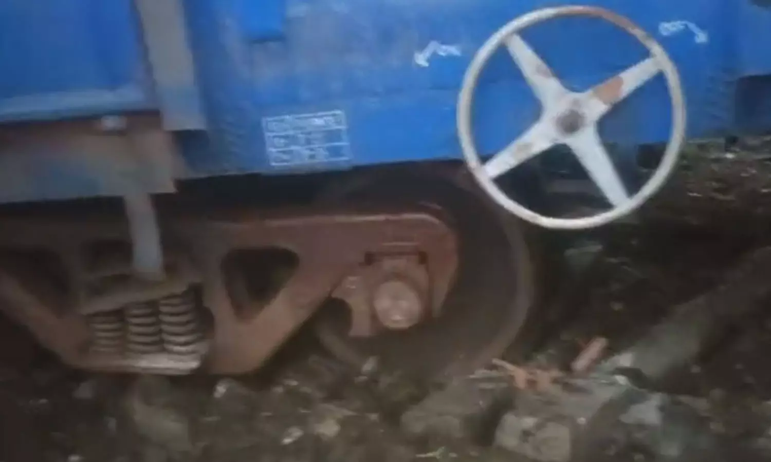 காஞ்சிபுரம் அருகே சரக்கு ரெயில் தடம்புரண்டதால் பரபரப்பு காஞ்சிபுரம் அருகே சரக்கு ரெயில் தடம்புரண்டதால் பரபரப்பு