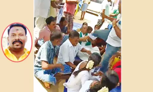 கிராம சபை கூட்டத்தில் விவசாயியை காலால் எட்டி உதைத்த ஊராட்சி செயலாளரை பிடிக்க 3 தனிப்படைகள் அமைப்பு