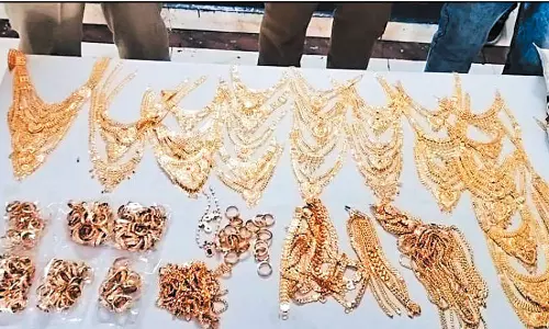 எக்ஸ்பிரஸ் ரெயிலில் ரூ.1 கோடி மதிப்பிலான தங்க நகைகள் பறிமுதல்: ரெயில்வே போலீசார் நடவடிக்கை