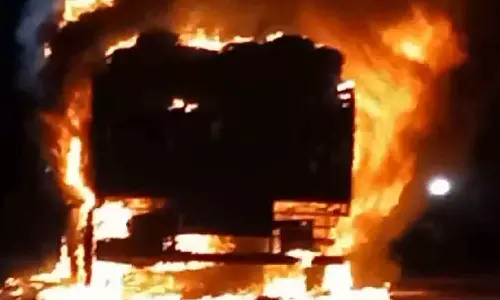 பெண்ணாடத்தில் இருந்து புதுவை சென்ற லாரி நடுரோட்டில் தீப்பிடித்து எரிந்தது- சிமெண்ட் மூட்டைகளும் சேதம்