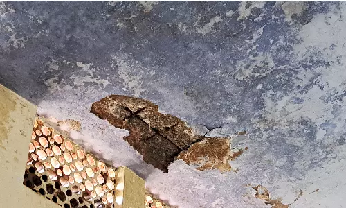 இடிந்து விழும் மேற்கூரை: சிறுகுடி அரசு ஆரம்ப சுகாதார நிலையத்தை புதுப்பிக்க வலியுறுத்தல்