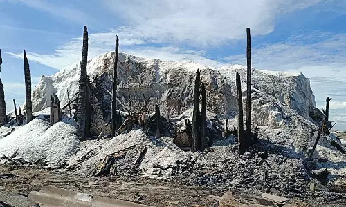 நள்ளிரவில் உப்பளத்தில் தீ விபத்து: பல லட்சம் மதிப்பிலான பொருட்கள் எரிந்து நாசம்