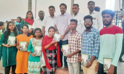 சத்தியசோதனை புத்தகம் வழங்கல்