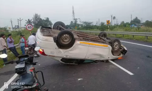 மாடு மீது மோதி தலைகுப்புற கவிழ்ந்த கார்- ஒரே குடும்பத்தில் 4 பேர் உயிர் தப்பினர்