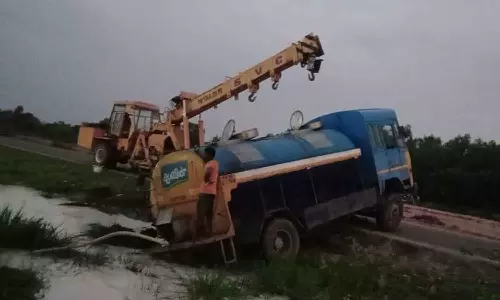 ஆவின் டேங்கர் லாரி கவிழ்ந்து சாலையில் ஆறாக ஓடிய பால்- 4 ஆயிரம் லிட்டர் வீணானது