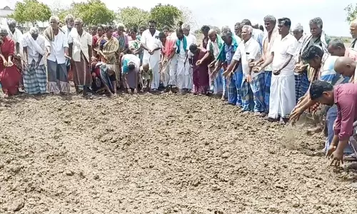 கிராம சபைக் கூட்டத்தில் அதிகாரிகளுக்கு சாபம் விட்ட பொதுமக்கள்