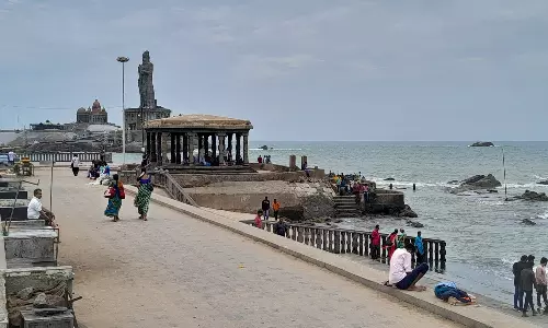 சுற்றுலா பயணிகள் வரத்து குறைந்ததால் கன்னியாகுமரி கடற்கரை வெறிச்சோடியது