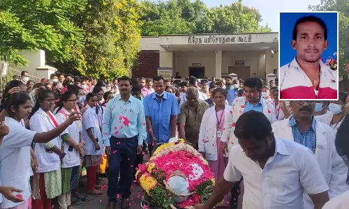விபத்தில் படுகாயம் அடைந்து மூளைச்சாவு அடைந்த வாலிபரின் உறுப்புக்கள் தானம்- டாக்டர்கள், நர்சுகள் மலர் தூவி மரியாதை