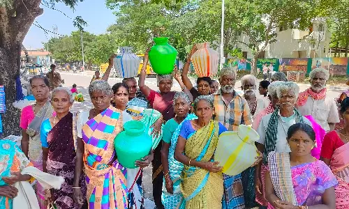 குடிநீர் கேட்டு காலி குடங்களுடன் பெண்கள் கலெக்டர் ஆபீசில் முற்றுகை