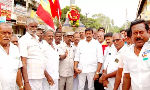 நிலதரகர்கள் நல சங்கம் சார்பில் காந்திசிலைக்கு மரியாதை