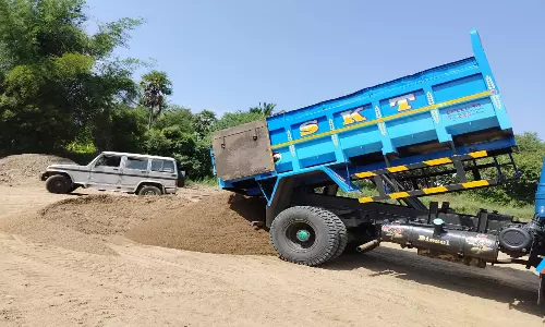 மணல் கடத்திய டிப்பர் லாரி பறிமுதல்