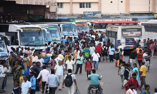 காலாண்டு விடுமுறை முடிந்து பள்ளிகள் திறப்புசேலம் புதிய பஸ் நிலையத்தில்  அலை மோதிய பயணிகள் கூட்டம்