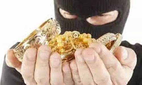 விக்கிரவாண்டி அருகே ஜவுளிக்கடை ஊழியர் வீட்டில் நகை-பணம் திருட்டு